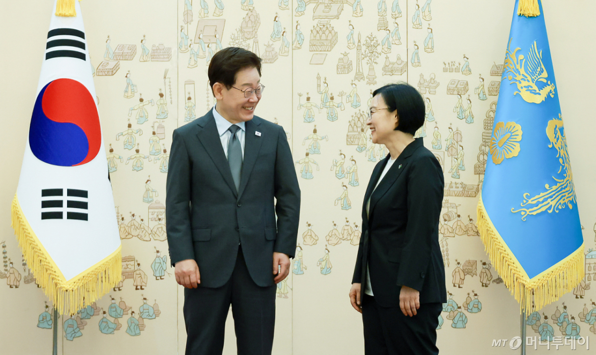 이재명 대통령이 1일 청와대에서 한성숙 국무총리에게 임명장을 수여한 뒤 대화하고 있다. /사진=뉴시스