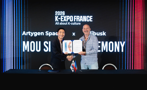 정호용 아티젠스페이스 연구원(사진 왼쪽)과 Edmond Tourriol 플리부스크 공동창업자가 업무협약을 체결하고 기념사진을 찍고 있다/사진제공=아티젠스페이스