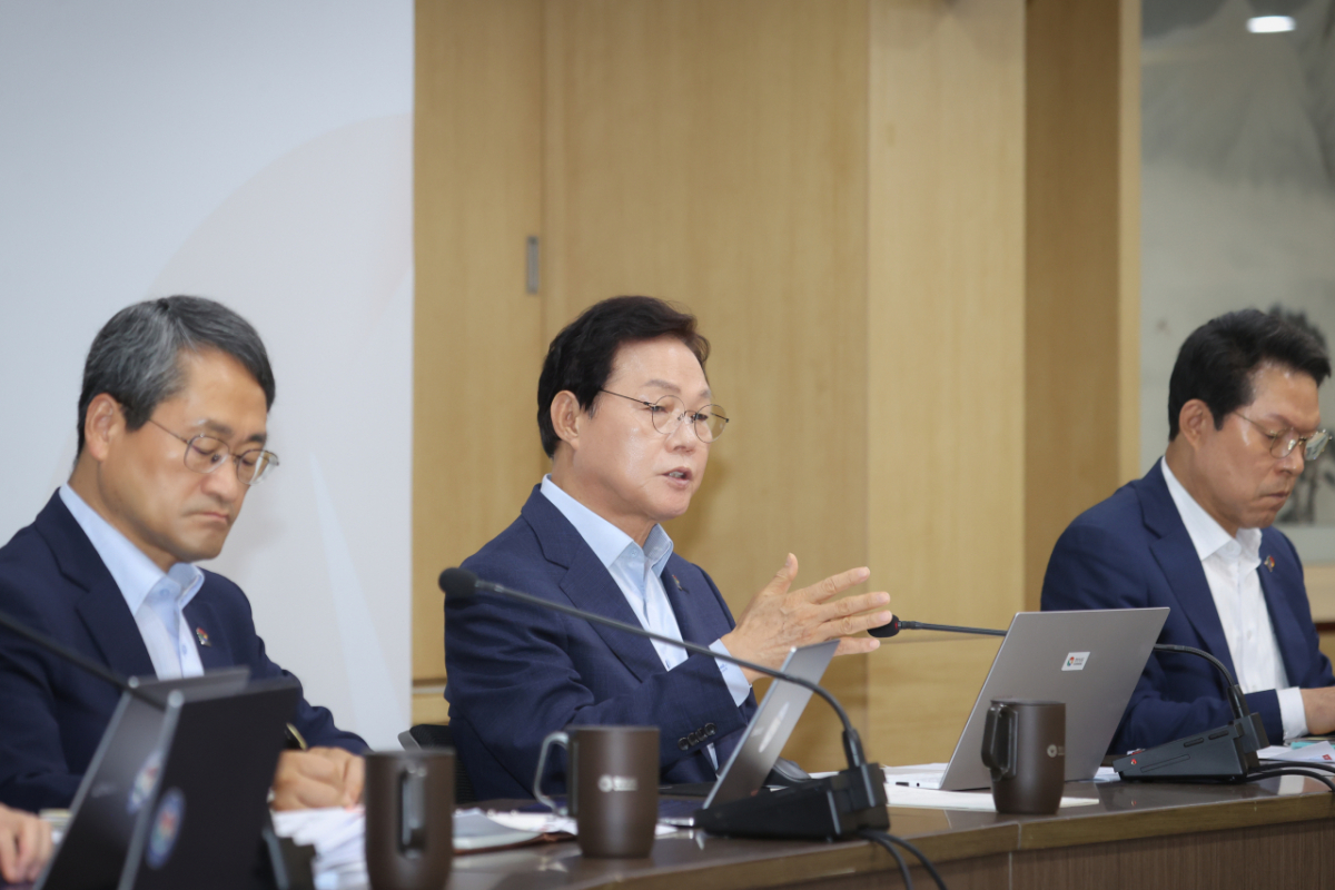 박완수 경남도지사(가운데)가 확대간부회의를 열고 첨단산업추진단 가동을 강조하고 있다./사진제공=경남도