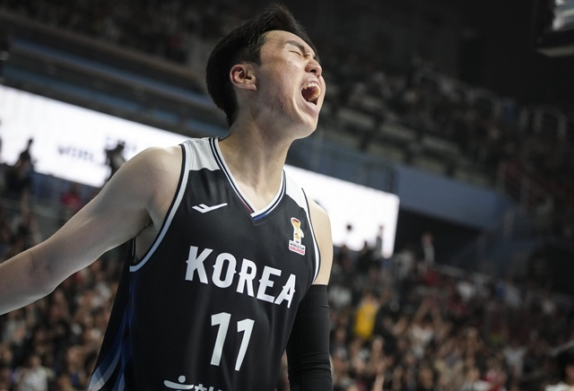 포효하는 이우석. /사진=대한민국농구협회 제공