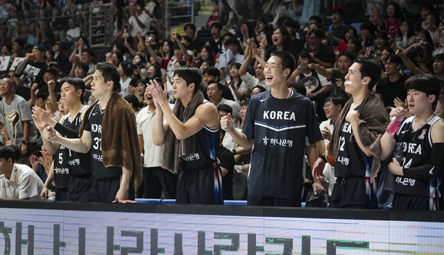 한국 대표팀 벤치가 동료들을 응원하고 있다. /사진=대한민국농구협회 제공