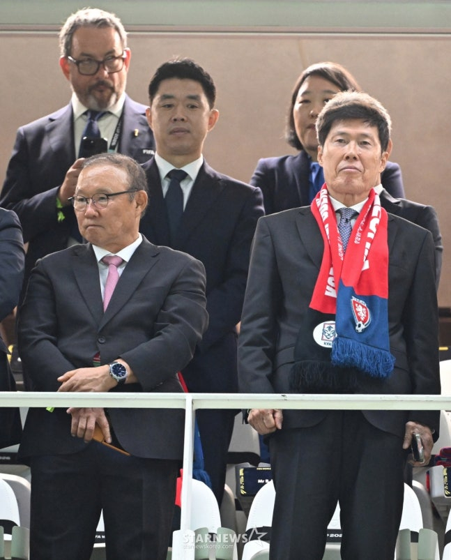 2026 북중미월드컵 A조 예선 대한민국-체코전이 12일(한국 시간) 멕시코 과달라하라 에스타디오 아크론에서 열렸다.  박항서 지원단장과 차범근 전 감독이 걍기 재시를 기다리고 있다. /사진=김진경 대기자.