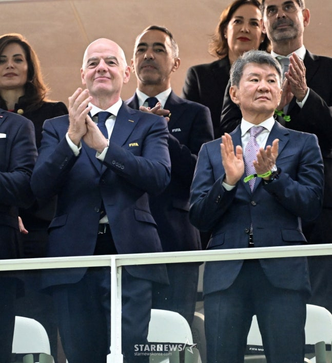 2026 북중미월드컵 A조 예선 대한민국-체코전이 12일(한국 시간) 멕시코 과달라하라 에스타디오 아크론에서 열렸다. 선수들이 입장하자 지아니 인판티노 국제축구연맹 회장과 정몽규 대한축구협회 회장이 본부석에서 박수를 치고 있다. /사진=김진경 대기자.
