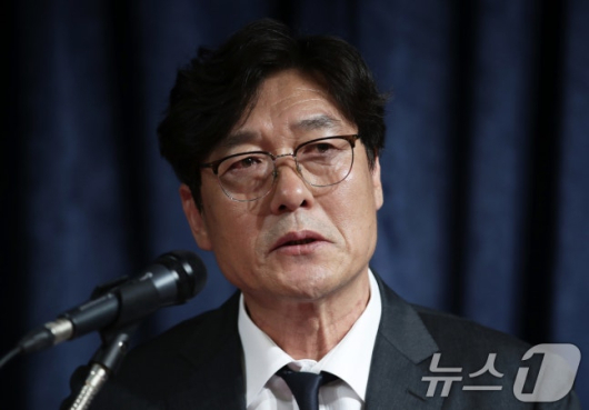 이 이사는 2024년 6월 정해성 당시 전력강화위원장과 함께 홍 감독 선임을 주도하고 관철한 인물로 꼽힌다. 정몽규 협회장은 홍 감독 선임 전 외국인 감독 후보를 더 만나보라고 제안했지만, 정 위원장은 이에 반발해 사퇴했고 감독 선임 권한이 없던 이 이사가 절차를 이어받았다./사진=뉴스1