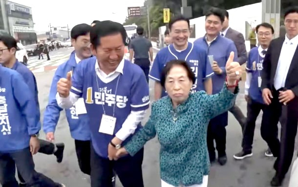 앞서 전원주는 6·3 지방선거를 앞둔 5월21일 충남 공주 산성시장에서 열린 더불어민주당 유세 현장에 등장해 화제를 모은 바 있다./사진=유튜브 채널 '델리민주'