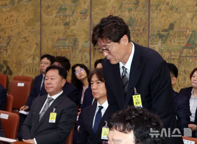 이임생 대한축구협회 기술총괄이사가 지난 2024년 9월 서울 여의도 국회에서 열린 문화체육관광위원회의 대한축구협회 등에 대한 현안질의에서 인사를 하고 있다. /사진=뉴시스
