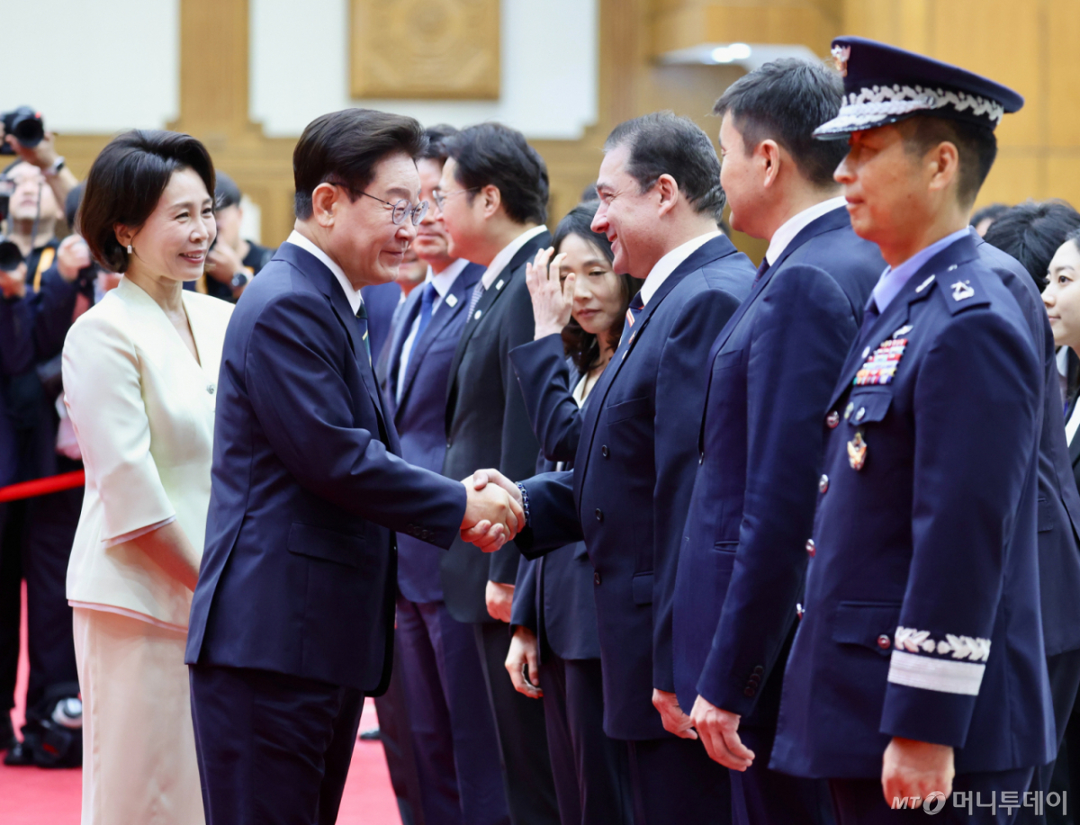 (성남=뉴스1) 이재명 기자 = 북대서양조약기구(NATO·나토) 정상회의 참석과 몽골을 국빈 방문하는 이재명 대통령이 7일 경기 성남 서울공항을 통해 출국하며 환송객들과 인사하고 있다. 2026.7.7/뉴스1 Copyright © 뉴스1. All rights reserved. 무단 전재 및 재배포, AI학습 이용 금지. /사진=(성남=뉴스1) 이재명 기자