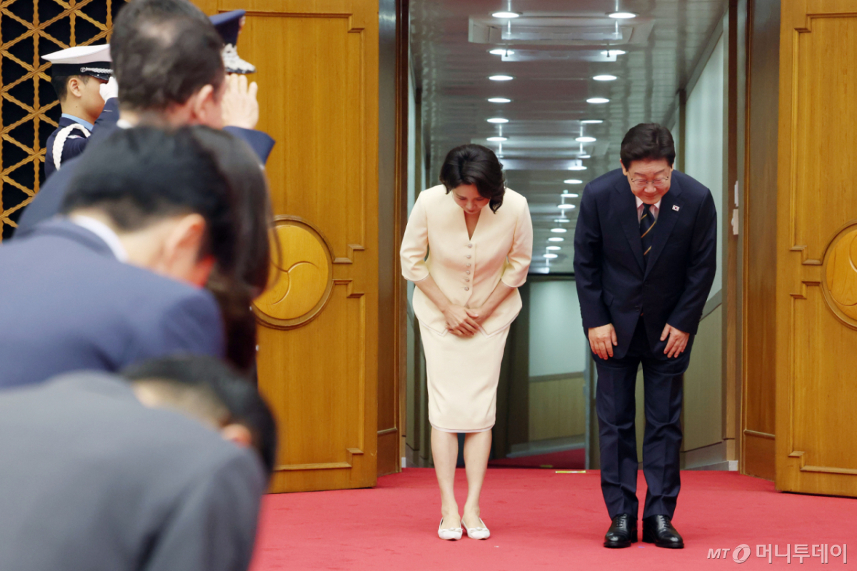 (성남=뉴스1) 이재명 기자 = 북대서양조약기구(NATO·나토) 정상회의 참석과 몽골 국빈 방문을 위한 순방길에 오른 이재명 대통령과 김혜경 여사가 7일 경기 성남 서울공항을 통해 출국하며 인사하고 있다. 2026.7.7/뉴스1 Copyright © 뉴스1. All rights reserved. 무단 전재 및 재배포, AI학습 이용 금지. /사진=(성남=뉴스1) 이재명 기자
