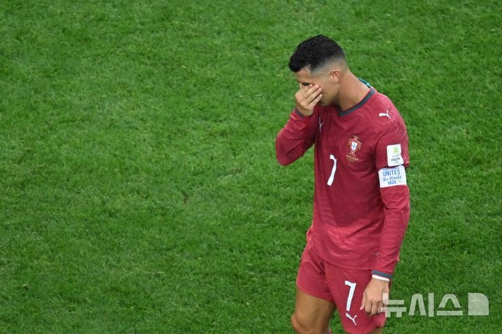 포르투갈의 크리스티아누 호날두가 6일(현지 시간) 미 텍사스주 알링턴의 댈러스 스타디움에서 열린 2026 북중미 월드컵 16강전 스페인과 경기가 끝난 후 아쉬워하고 있다./알링턴=AP/뉴시스
