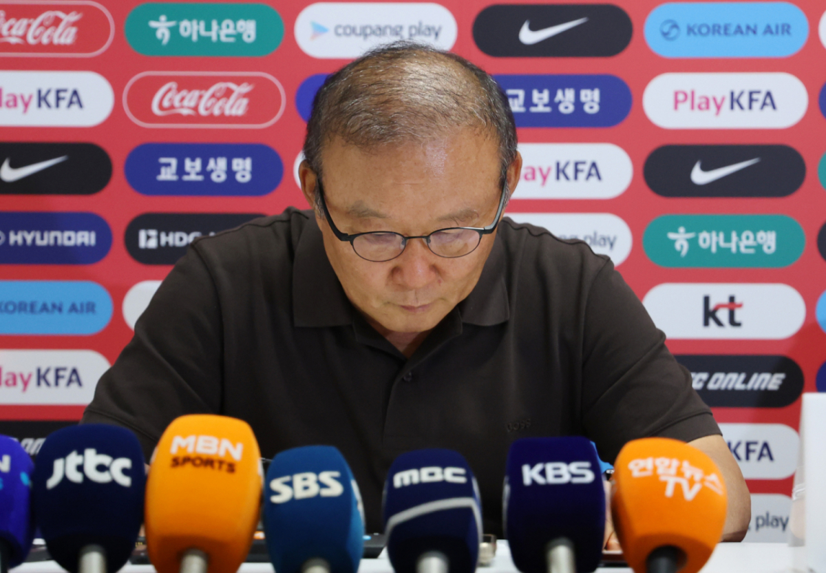 박항서 대한축구협회(KFA) 부회장 겸 2026 국제축구연맹(FIFA) 북중미 월드컵 대한민국 대표팀 선수단장이 월드컵 조별리그 탈락 이후 현지에서 사퇴했다. 사진은 한국 축구 국가대표팀 박항서 월드컵 지원 단장이 지난 6월 28일(현지 시간) 멕시코 과달라하라 인근 사포판 치바스 바예 베르데 훈련장에 마련된 베이스캠프에서 기자회견을 연 모습. /사진=뉴스1