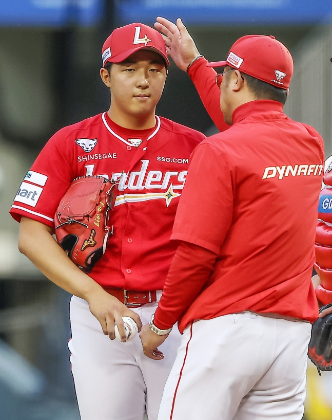 SSG 랜더스 신인 투수 김민준(왼쪽). /사진=SSG 랜더스 제공