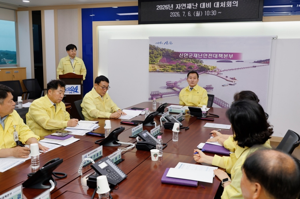 김태성 신안군수가 '2026년 호우대비 대책회의'를 주재하고 있다. /사진제공=신안군
