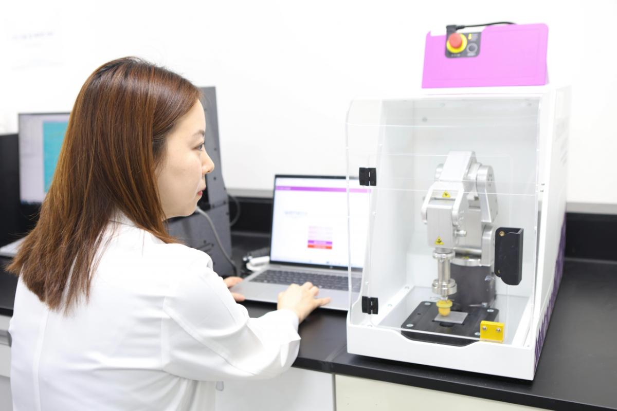 코스맥스 R&I유닛 ISO 23675 기반 SPF 평가 진행 모습. /사진제공=코스맥스