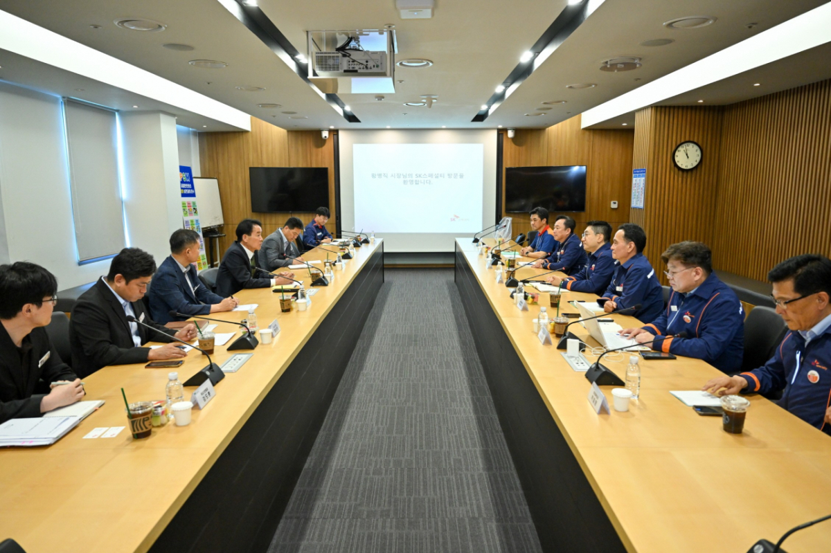 황병직 영주시장(왼쪽 중간)이 sk스페셜티를 방문해 관계자들과 환담을 나누고 있다./사진제공=영주시