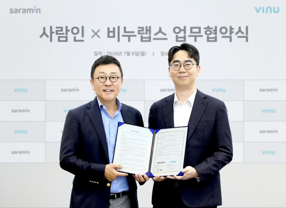 지난 6일 서울 마곡 원그로브 사람인 본사에서 열린 ‘사람인과 비누랩스의 전략적 업무협약식’에서 황현순 사람인 대표(왼쪽)와 김한이 비누랩스 대표(오른쪽)가 포즈를 취하고 있다. /사진제공=사람인