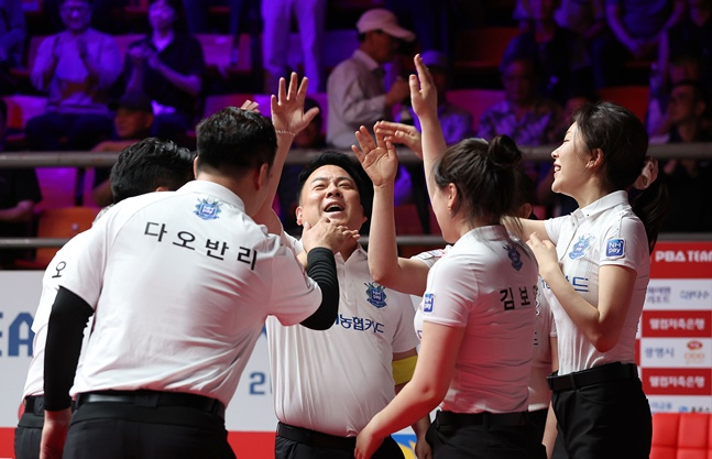 NH농협카드 선수들이 6일 광명시 광명시민체육관에서 열린 '웰컴저축은행 PBA 팀리그 광명시 투어 2026-2027' 대회 2일차에서 웰컴저축은행을 상대로 승리한 뒤 파이팅을 외치고 있다. /사진=PBA 투어 제공