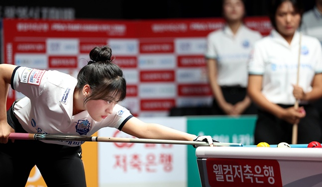 우리금융캐피탈 장가연이 6일 광명시 광명시민체육관에서 열린 '웰컴저축은행 PBA 팀리그 광명시 투어 2026-2027' 대회 2일차에서 휴온스를 상대로 경기에 나서 스토르크를 하고 있다. /사진=PBA 투어 제공