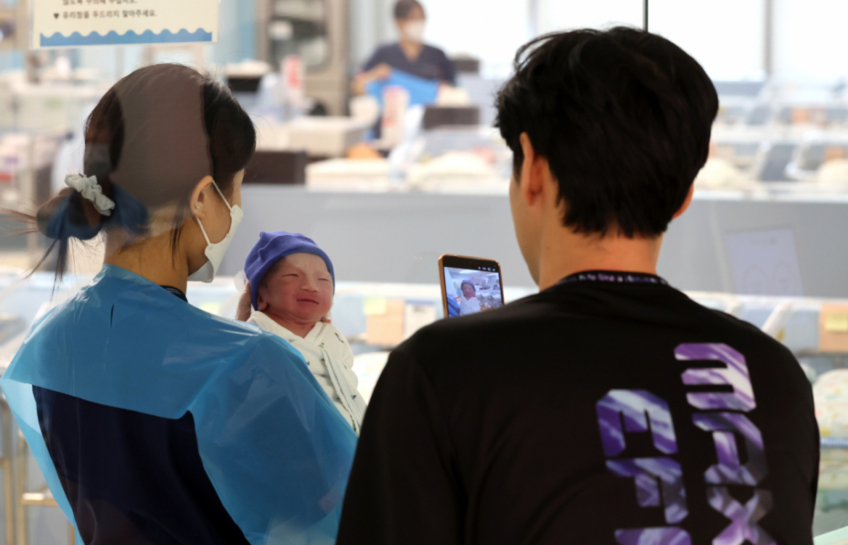 국가데이터처가 지난달 24일 발표한 '2026년 4월 인구동향'에 따르면 지난 4월 출생아 수는 2만4521명으로 전년 같은달보다 3734명(18.0%) 증가했다. 전년 동월 대비 증가율은 4월 기준 통계 작성 이래 가장 높은 수준이다. /사진=뉴시스