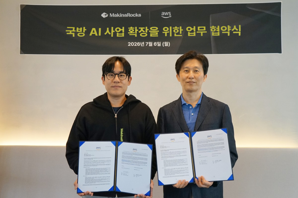 윤성호 마키나락스 대표(왼쪽)과 윤정원 AWS 코리아 공공부문 대표가 기념촬영을 하고 있다./사진제공=마키나락스