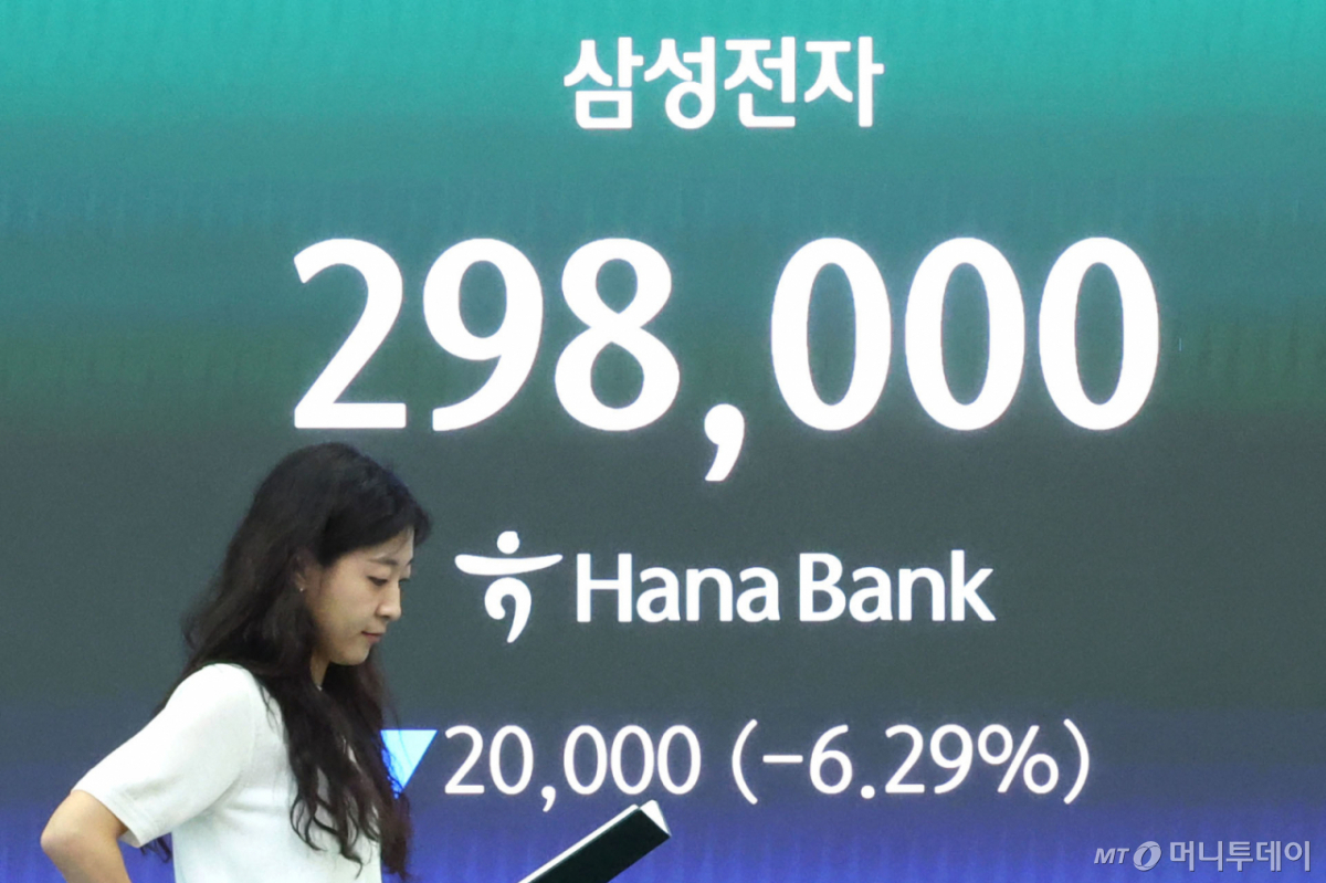 (서울=뉴스1) 이종수 기자 = 7일 오전 서울 중구 하나은행 딜링룸 전광판에 삼성전자 주가가 표시되고 있다. 이날 삼성전자 주가는 6% 가까이 하락하며 장중 30만원선 사수에 실패했다. 2026.7.7/뉴스1 Copyright © 뉴스1. All rights reserved. 무단 전재 및 재배포, AI학습 이용 금지. /사진=(서울=뉴스1) 이종수 기자