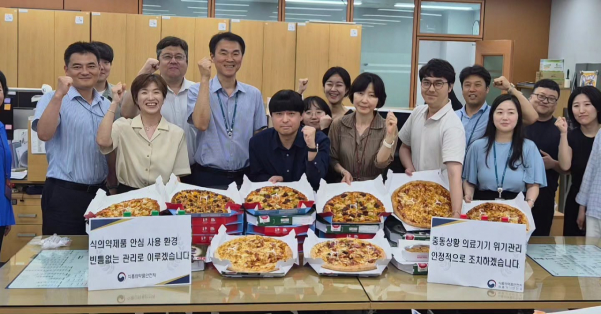 오유경 식약처장은 지난 6일 자신의 인스타그램 계정에 "대통령께서 중동전쟁 이후 수액제, 수액세트, 주사기 등의 수급과 유통 안정화를 위해 열심히 달려온 식약처 직원들을 맛있는 피자로 격려해 주셨습니다"라는 글과 사진을 올렸다./사진=소설미디어 캡처