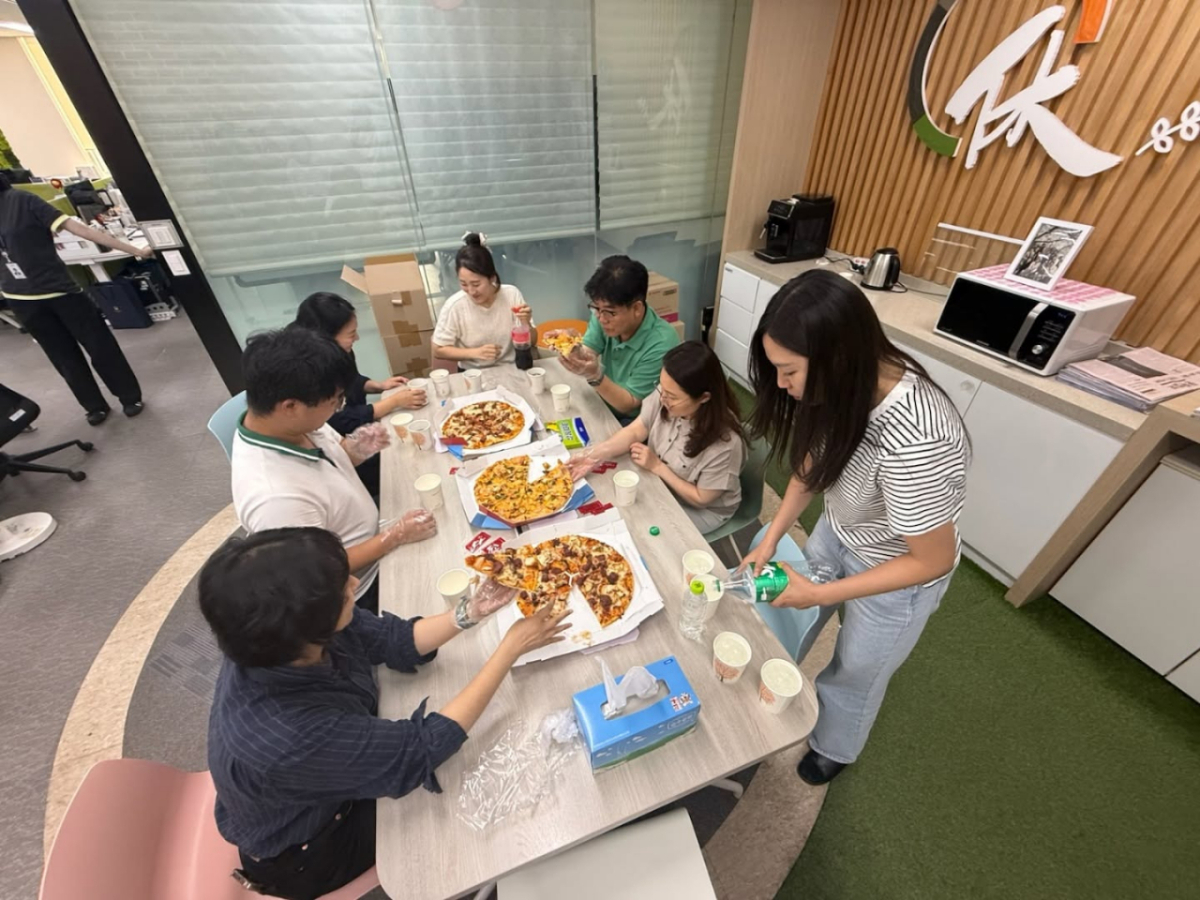 보건복지부 직원들이 이재명 대통령이 선물한 피자를 먹으며 담소를 나누고 있다./사진=소설미디어 캡처