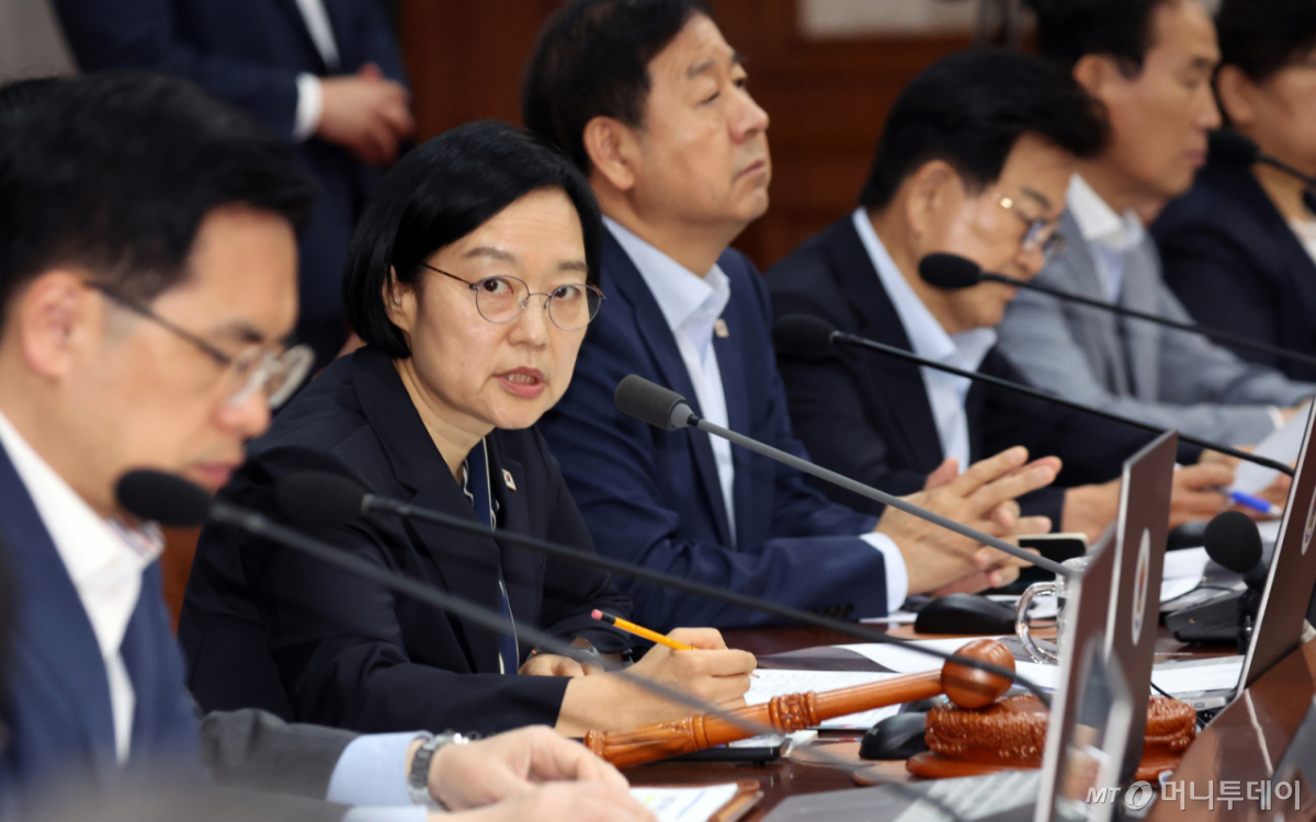한성숙 국무총리가 7일 오전 서울 종로구 세종대로 정부서울청사에서 열린 국무회의에서 발언을 하고 있다. /사진=조수정