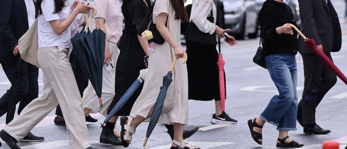 7일 서울 광화문네거리에서 출근하는 시민들이 비가 내렸다 그치기를 반복하는 날씨 속에 우산을 손에 든 채 발걸음을 옮기고 있다. 장마철이지만 정체전선이 뚜렷하게 형성되지 않으면서 내륙 곳곳에서는 국지적으로 비가 오락가락하는 날씨가 이어지고 있다. /사진=뉴스1. /사진=(서울=뉴스1) 박지혜 기자