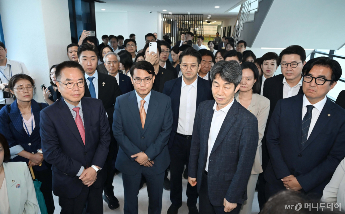 [과천=뉴시스] 고범준 기자 = 제9회 전국동시지방선거 투표용지 부족사태 등 국민참정권 침해 진상규명 및 선거관리 개혁을 위한 국정조사특별위원회 윤상현 위원장, 여당 간사인 윤건영 더불어민주당 의원, 야당 간사인 서범수 국민의힘 의원 등이 7일 경기 과천 중앙선거관리위원회에서 현장조사를 하기 위해 전산실로 이동하고 있다. (공동취재) 2026.07.07. bjko@newsis.com /사진=