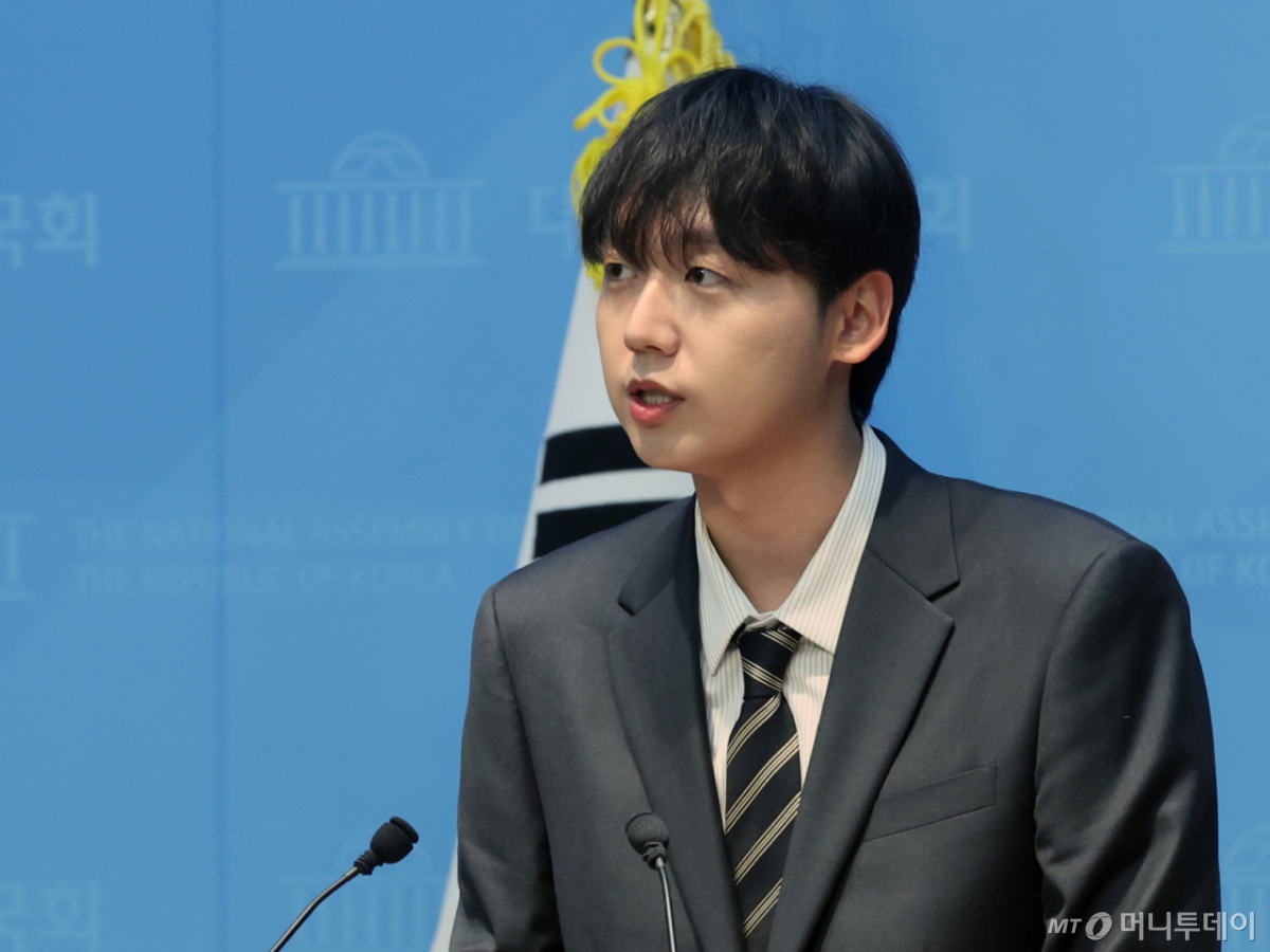 (서울=뉴스1) 황기선 기자 = 정민철 더불어민주당 정책위 부의장이 7일 오전 서울 여의도 국회 소통관에서 최고위원 출마 기자회견을 하고 있다.  2026.7.7/뉴스1  Copyright © 뉴스1. All rights reserved. 무단 전재 및 재배포,  AI학습 이용 금지. /사진=(서울=뉴스1) 황기선 기자