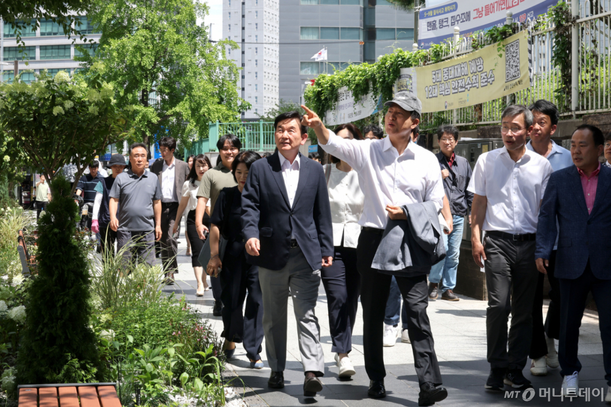 (서울=뉴스1) 이광호 기자 = 오세훈 서울시장이 7일 오후 서울 구로구 디지털로 일대에 조성된 가로숲 정원과 공유정원 대상지를 찾아 현장 점검을 하고 있다. 2026.7.7/뉴스1 Copyright © 뉴스1. All rights reserved. 무단 전재 및 재배포, AI학습 이용 금지. /사진=(서울=뉴스1) 이광호 기자
