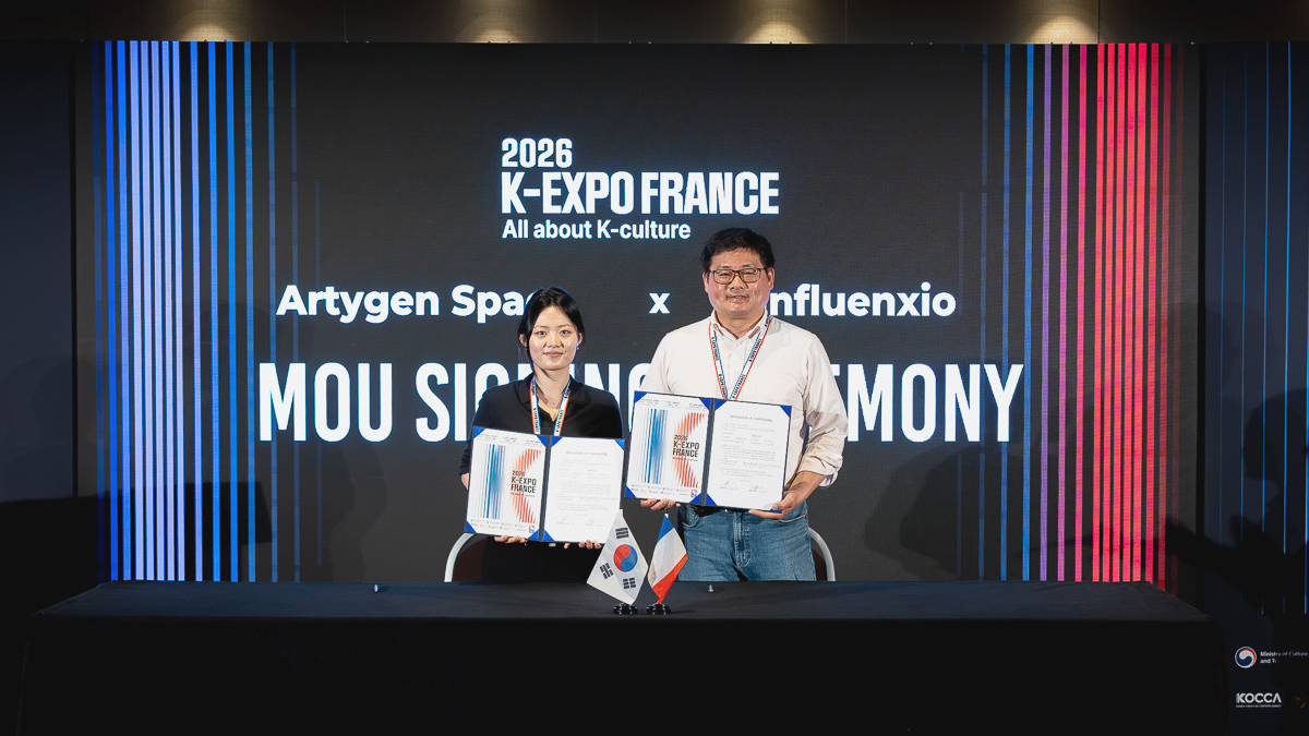 전현주 아티젠스페이스 리드(사진 왼쪽)와 Liang Chiu 인플루엔시오 비즈니스 디렉터(business director)가 업무협약을 체결하고 기념사진을 찍고 있다/사진제공=아티젠스페이스