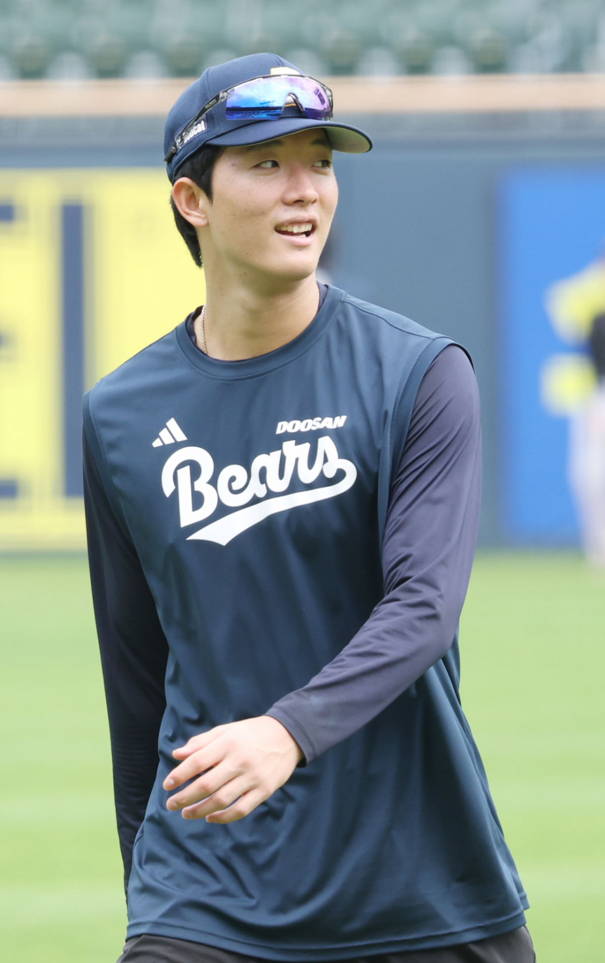 2026 신한 SOL KBO리그 두산 베어스 대 SSG 랜더스 경기가 7일 서울 잠실야구장에서 열렸다. 두산 최민석이 훈련을 마치고 더그아웃으로 향하고 있다. /사진=김진경 kim.jinkyung@