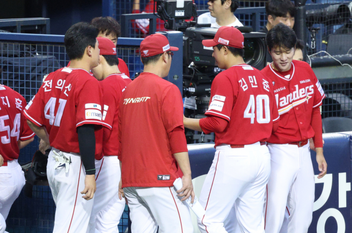 SSG 랜더스 투수 김민준(오른쪽에서 2번째)이 7일 서울 잠실야구장에서 열린 두산 베어스와 2026 신한 SOL KBO리그 방문경기에 선발 등판해 이닝을 실점 없이 마친 뒤 동료들의 환영 속에 더그아웃으로 향하고 있다. /사진=김진경 대기자