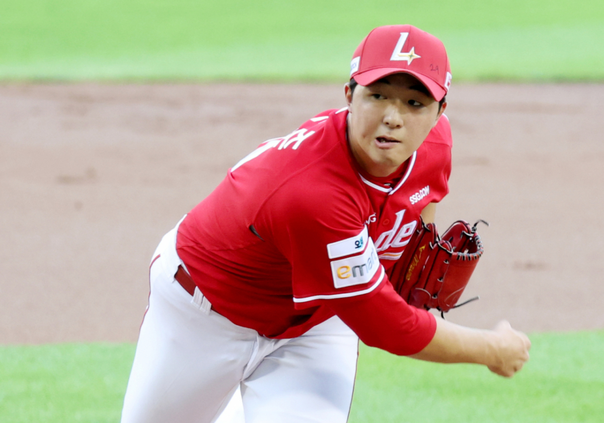 SSG 랜더스 투수 김민준이 7일 서울 잠실야구장에서 열린 두산 베어스와 2026 신한 SOL KBO리그 방문경기에 선발 등판해 역투하고 있다. /사진=김진경 대기자
