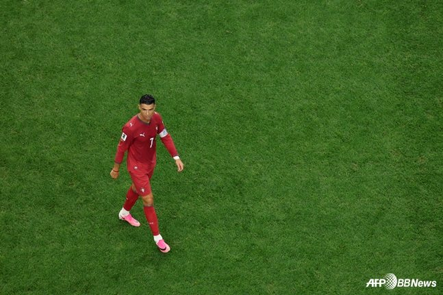 크리스티아누 호날두가 스페인과 2026 국제축구연맹(FIFA) 북중미월드컵 경기가 끝난 뒤 그라운드를 떠나고 있다. /AFPBBNews=뉴스1