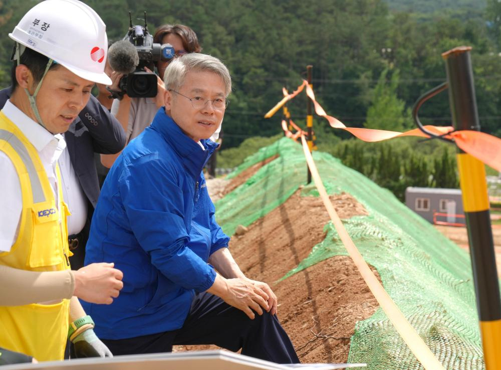 신장성변전소 건설현장 점검에 하고 있는 민형배 시장 /사진제공=전남광주특별시장