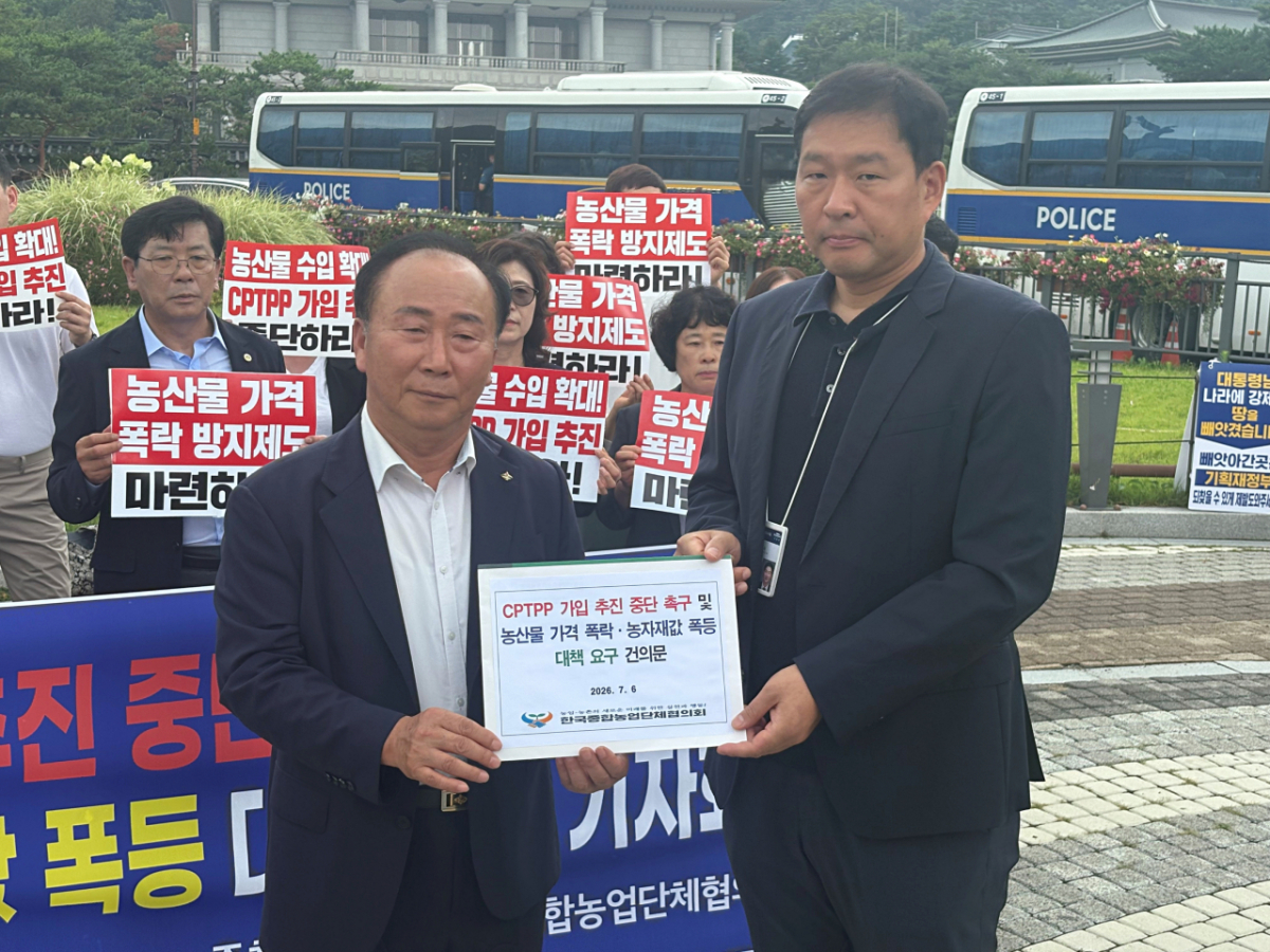 6일 오전 청와대 분수광장에서 열린 'CPTPP 가입 추진 중단 촉구 및 농산물 가격 폭락·농자재값 폭등 대책 요구' 기자회견에서 노만호 한종협 회장이 농업계 요구 건의문을 청와대 농림축산비서관실 김형식 행정관에게 전달하고 있다.