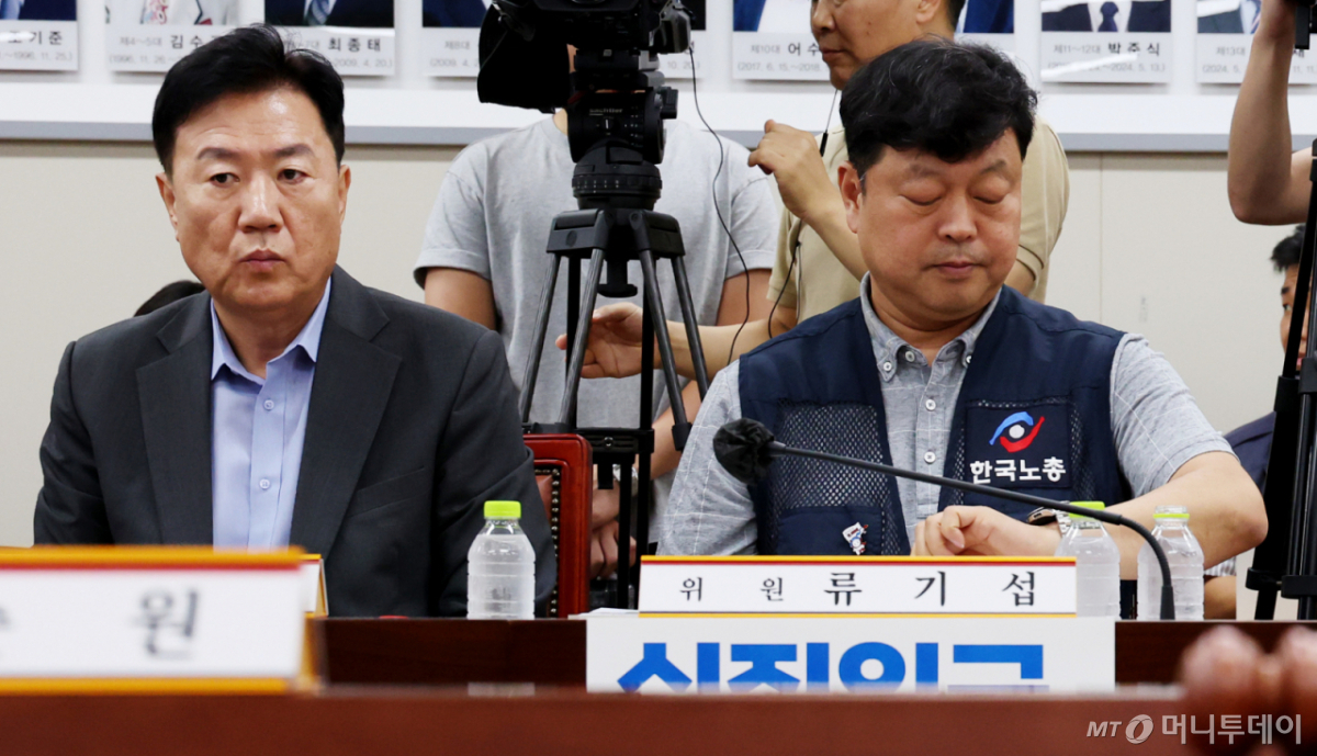 (세종=뉴스1) 김기남 기자 = 류기섭 근로자위원이 7일 세종시 정부세종청사 최저임금위원회에서 열린 2027년도 최저임금위원회 12차 전원회의에서회의를 시작하며 시계를 보고 있다. 2026.7.7/뉴스1 Copyright © 뉴스1. All rights reserved. 무단 전재 및 재배포, AI학습 이용 금지. /사진=(세종=뉴스1) 김기남 기자