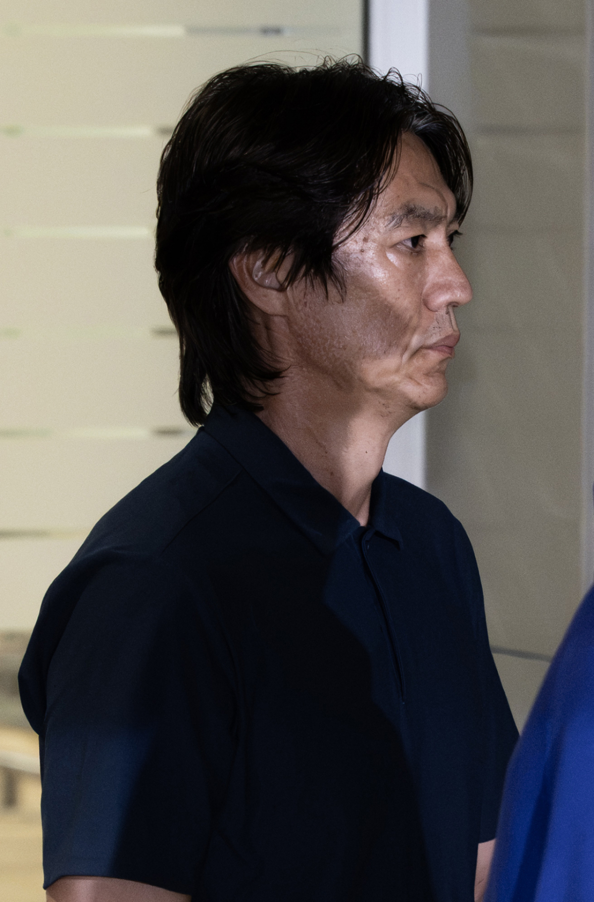 2026 북중미 월드컵 32강 진출 실패의 책임을 지고 사퇴 의사를 밝힌 홍명보 축구대표팀 감독이 30일 새벽 조현우 등 선수들과 인천국제공항 2터미널을 통해 입국하고 있다. (공동취재) 2026.6.30 /사진=인천공항=뉴스1