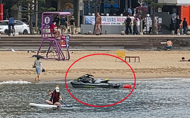 수상 오토바이를 광안리해수욕장 백사장에 불법으로 계류한 채 카페에 커피를 마시러 갔던 40대 남성이 해경에 적발됐다./사진=부산해경 제공