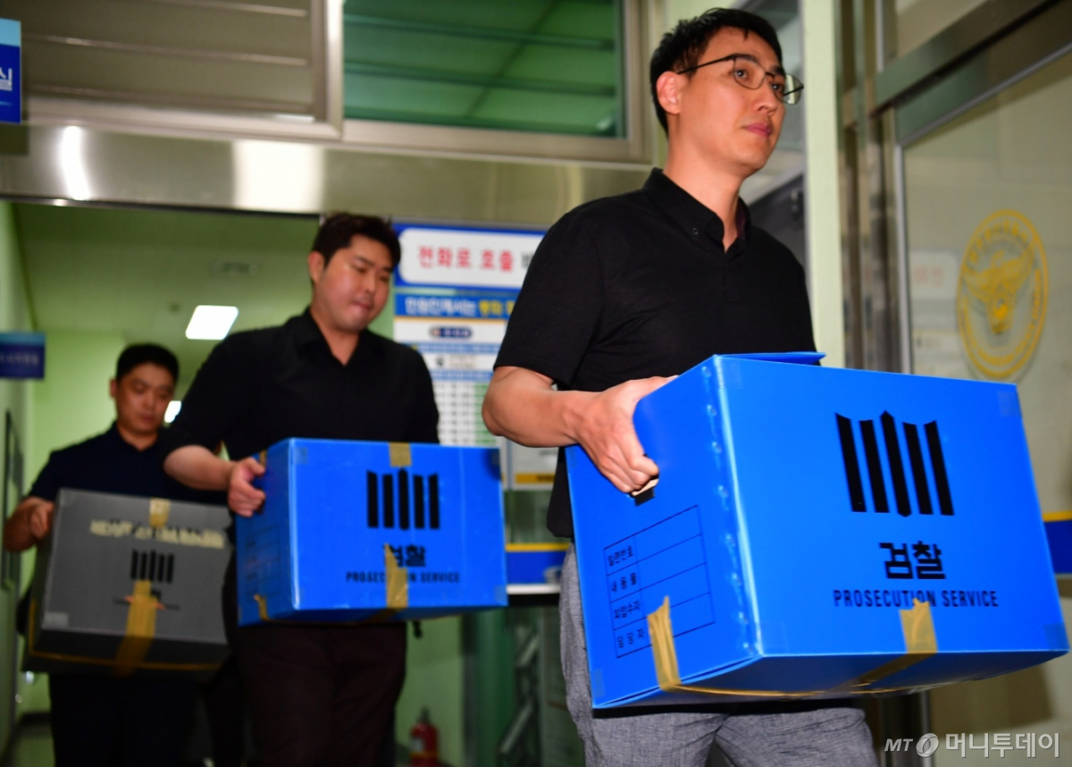 [전남광주=뉴시스] 양시원 기자 = 장윤기(23) 여고생 살인사건의 부실수사와 경찰 유착 의혹을 수사하는 광주지검 수사관들이 7일 오후 전남광주통합특별시 광주광산경찰서에 대한 압수수색을 마치고 압수물이 담긴 상자를 들고 나오고 있다. 2026.07.07. goodwrite97@newsis.com /사진=양시원