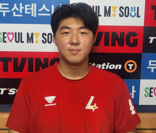 SSG 랜더스 김민준이 7일 두산 베어스전에서 9연패를 끊어내며 개인 시즌 2승을 챙긴 뒤 취재진과 인터뷰를 하고 있다. /사진=안호근 기자