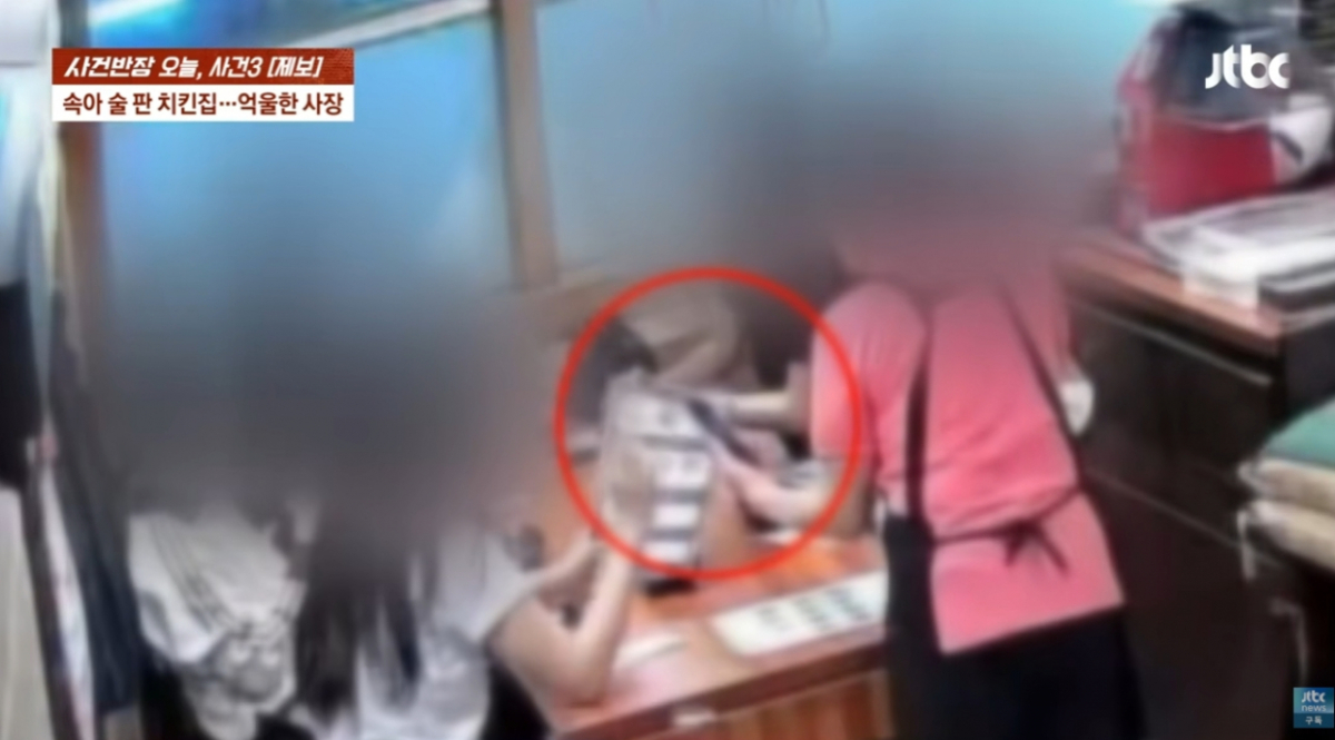 가짜 신분증에 속아 여고생들한테 술을 판매한 치킨집 사장이 억울함을 호소하고 나섰다. /사진=JTBC '사건반장'