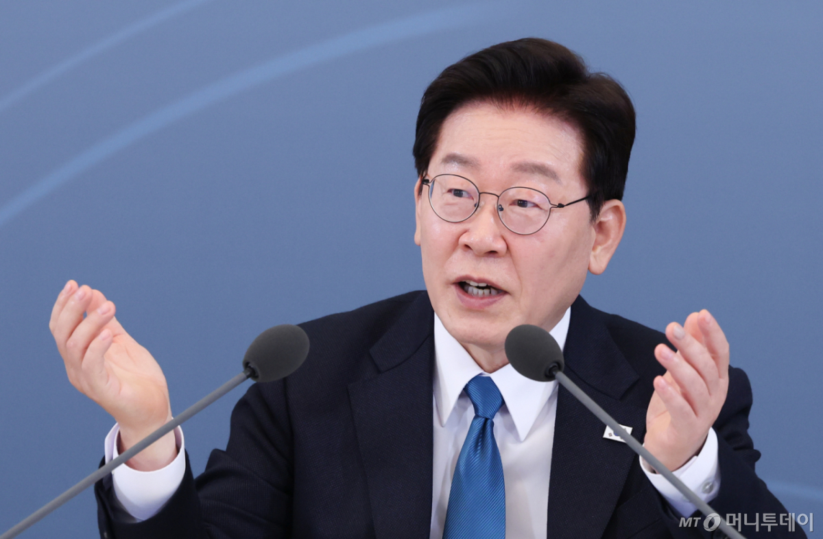 (서울=뉴스1) 이재명 기자 = 이재명 대통령이 15일 청와대에서 열린 규제합리화위원회 제1차 전체회의에서 발언을 하고 있다. 2026.4.15/뉴스1 Copyright © 뉴스1. All rights reserved. 무단 전재 및 재배포, AI학습 이용 금지. /사진=(서울=뉴스1) 이재명 기자