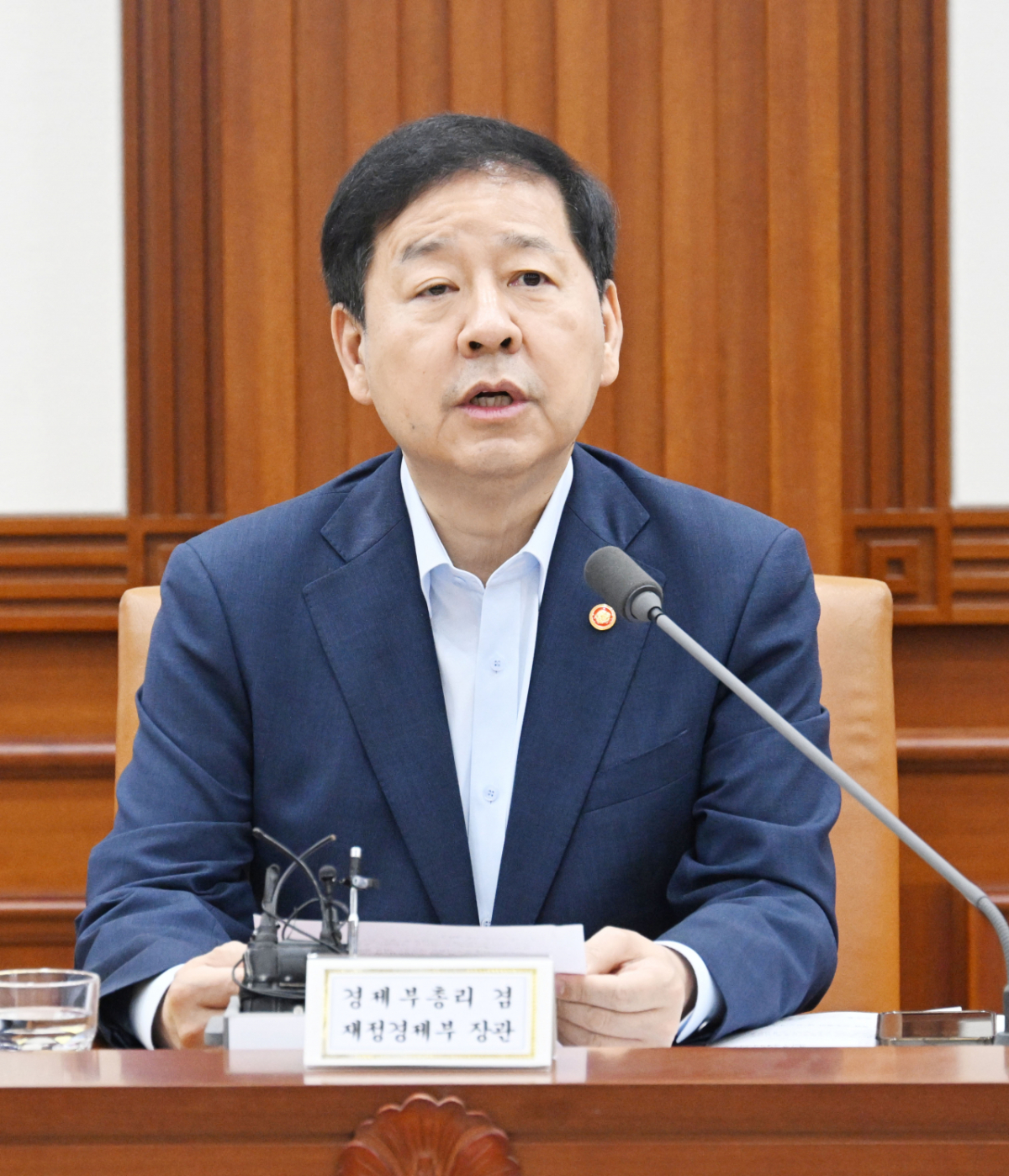 구윤철 부총리 겸 재정경제부 장관이 8일 정부서울청사에서 열린 '비상경제본부 회의 겸 경제, 산업경쟁력강화 관계장관회의'를 주재, 모두발언을 하고 있다./사진제공=재경부