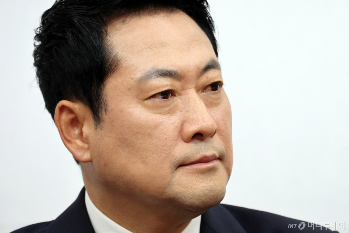 [서울=뉴시스] 최진석 기자 = 장동혁 국민의힘 대표가 6일 여의도 국회에서 열린 최고위원회의에서 생각에 잠겨 있다. 2026.07.06. myjs@newsis.com /사진=최진석