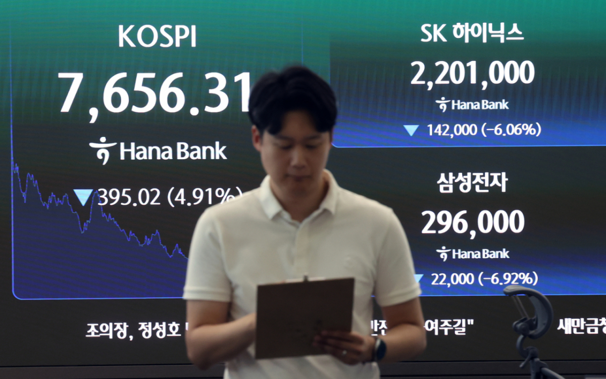 (서울=뉴스1) 오대일 기자 = 코스피가 급락한 7일 오후 서울 중구 하나은행 본점 딜링룸 전광판에 코스피지수와 삼성전자와 SK하이닉스 종가가 표시되고 있다. 이날 코스피는 전일 대비 395.02포인트(p)(4.91%) 하락한 7656.31, 코스닥은 15.84포인트(p)(1.87%) 하락한 831.23로 장을 마쳤다. 2026.7.7/뉴스1 Copyright © 뉴스1. All rights reserved. 무단 전재 및 재배포, AI학습 이용 금지. /사진=(서울=뉴스1) 오대일 기자