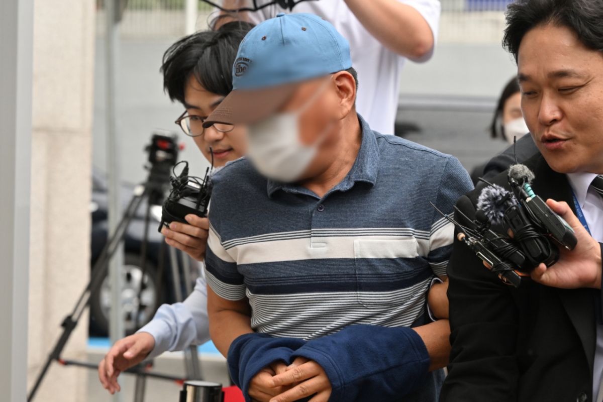 '장윤기 사건'과 관련해 증거인멸 혐의를 받는 광주 광산경찰서 소속 A경감이 8일 오전 전남광주 동구 광주지법에서 열리는 구속 전 피의자 심문(영장실질심사)에 출석했다. /사진=뉴시스