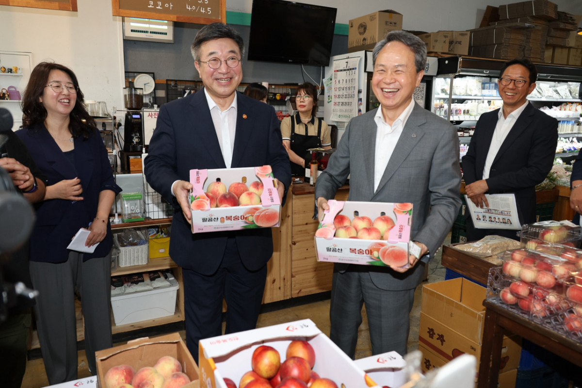 윤호중 행정안전부 장관(왼쪽)이 8일 대구 안심마을의 안심협동조합을 진옥동 신한금융그룹 회장과 둘러보고 있다. /사진제공=행정안전부